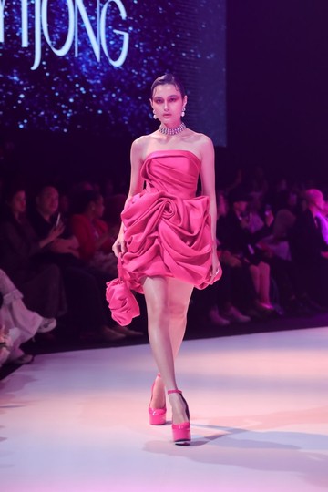Billy Tjong Kembali Gemilang di Catwalk Setelah 6 Tahun Vakum, Pamerkan Koleksi 'FUCHSIA'