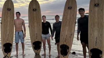 Baker menunjukkan momen saat liburan itu melaluui Instagram. Bersama dengan teman-temannya, dia liburan di pantai dan diunggap pada Maret 2026. (IG Liburan Mitchell Lee Baker)