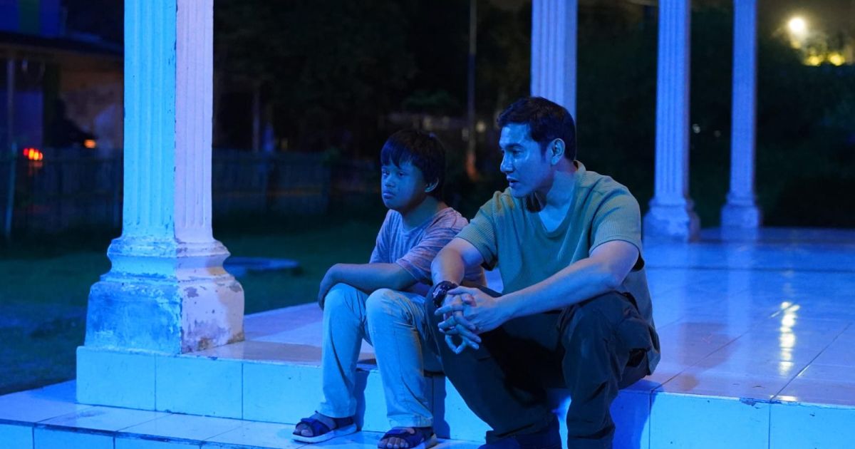 Aktor kawakan Vino G Bastian kembali menunjukkan kualitas aktingnya dalam film terbaru berjudul 'Tanah Runtuh'. [Foto: Denny Siregar Production]