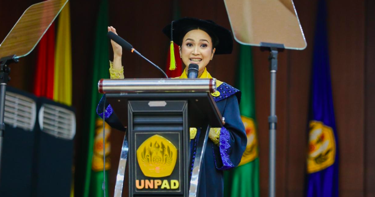 Dr. Laely Indah Lestari menjadi wisudawan terbaik S3 Fikom Unpad dengan IPK 4,00. (foto: ist)