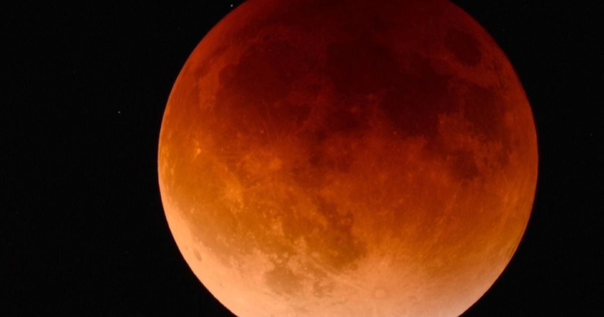 Sebuah peristiwa astronomi yang memukau diprediksi akan menyita perhatian masyarakat Indonesia di tengah kekhusyukan bulan suci Ramadan 2026 (Foto: Pixabay)