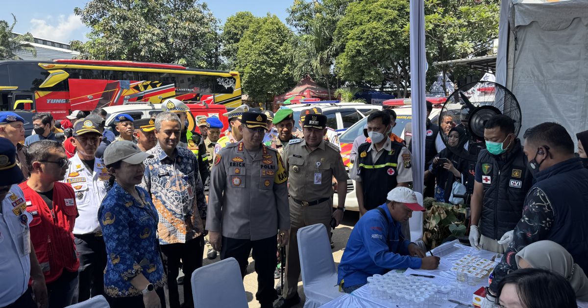 Polres Metro Jakarta Utara menggelar layanan tes urine bagi para sopir bus antar kota antar provinsi (AKAP) di Terminal Bus Tanjung Priok, Jakarta Utara, Selasa (17/3/2026). [Foto: Jakarta Hype]