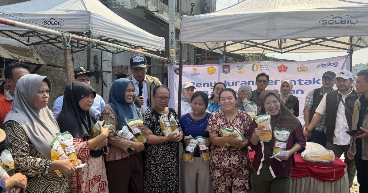 Penyaluran Bantuan Pangan bagi Penerima Bantuan Pangan (PBP) digelar Perum Bulog di daerah Marunda, Cilincing, Jakarta Utara, Rabu (18/3/2026). [Foto: Jakarta Hype]