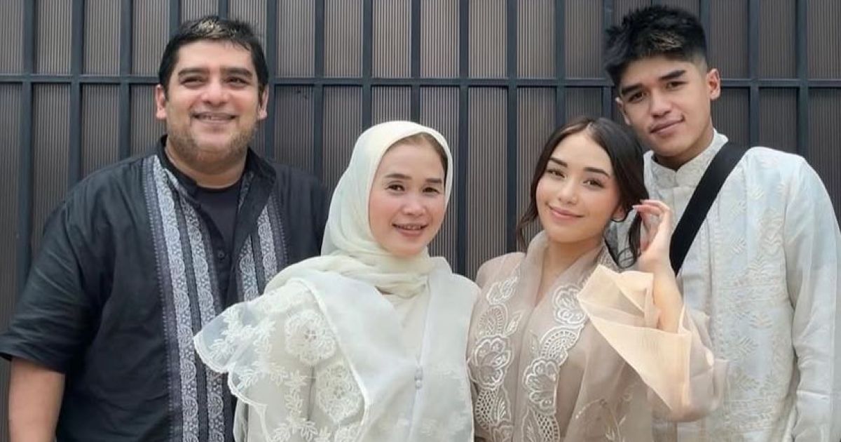 Selebgram Lula Lahfah bersama keluarganya [foto: instagram @tatu_yulyanah]