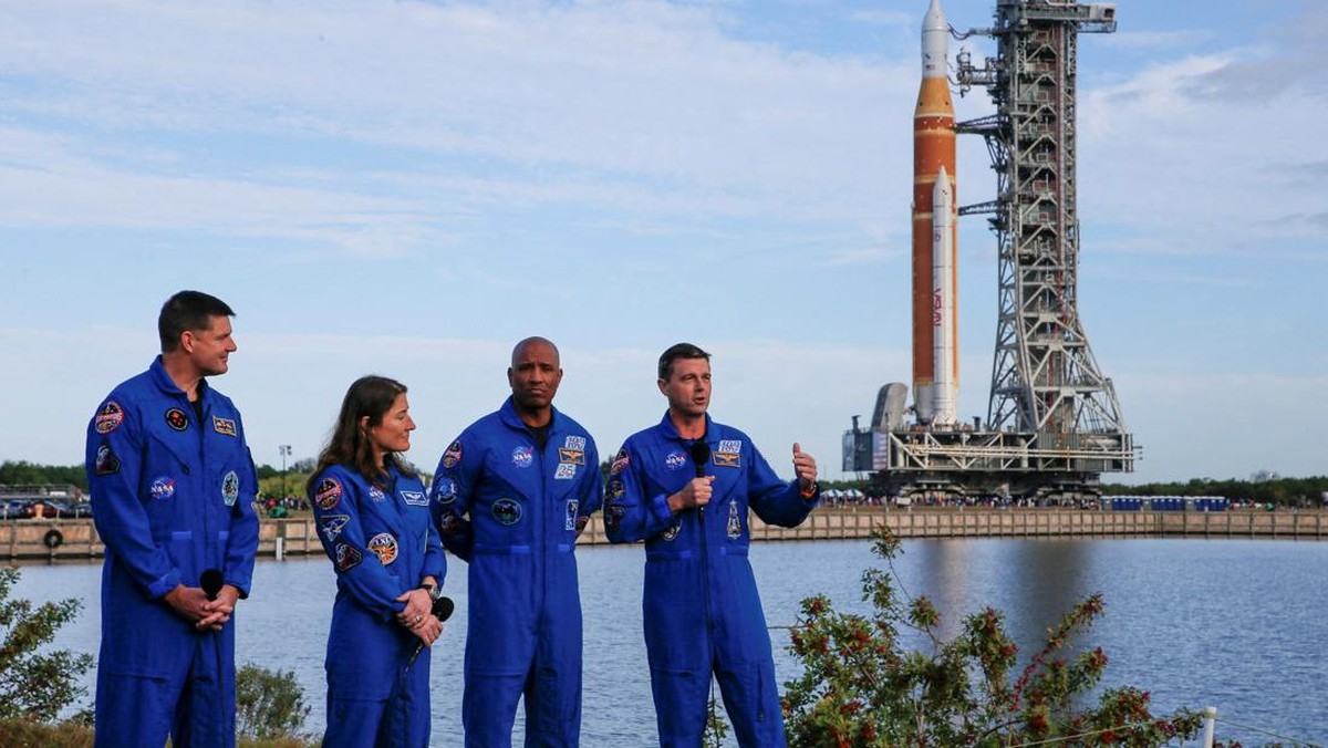 Foto: Komandan misi Artemis II, Reid Wiseman, berbicara di samping pilot Victor Glover, spesialis misi Christina Koch dan Jeremy Hansen selama proses peluncuran roket bulan generasi berikutnya milik NASA, roket Space Launch System (SLS) dengan kapsul awak Orion, ke landasan peluncuran di Kennedy Space Center di Cape Canaveral, Florida, AS, 17 Januari 2026. Peluncuran mengelilingi bulan dan kembali dijadwalkan paling cepat pada 6 Februari 2026. (REUTERS/Joe Skipper)