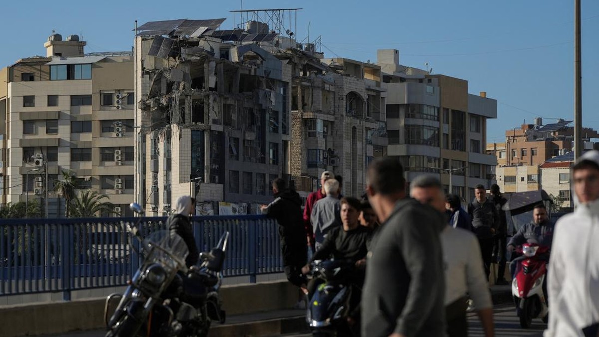Foto: Orang-orang melihat bangunan yang rusak akibat serangan Israel, di tengah meningkatnya permusuhan antara Israel dan Hizbullah, seiring berlanjutnya konflik AS-Israel dengan Iran, di Beirut, Lebanon, 31 Maret 2026. (REUTERS/Mohammad Yassine)