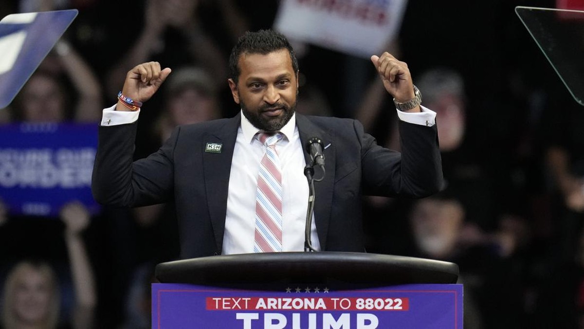 Foto: Kash Patel berbicara di hadapan calon presiden dari Partai Republik, mantan Presiden Donald Trump pada rapat umum kampanye di Findlay Toyota Arena, Minggu, 13 Oktober 2024, di Prescott Valley, Arizona. (AP/Ross D. Franklin)