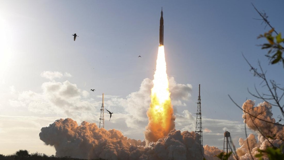 Foto: SLS (Space Launch System) diluncurkan dengan awak Artemis II di atas pesawat ruang angkasa Orion pada 1 April 2026, di Pusat Luar Angkasa Kennedy NASA di Florida. (REUTERS/Joe Skipper)