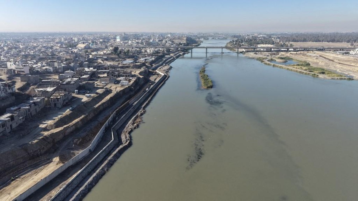 Foto: Suasana Sungai Tigris di Baghdad Irak. Negara yang sangat terdampak oleh perubahan iklim, telah dilanda kekeringan dan curah hujan rendah selama bertahun-tahun. (AFP/AHMAD AL-RUBAYE)