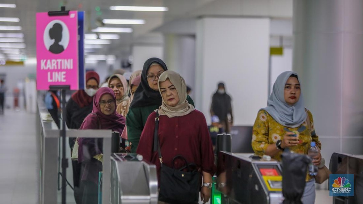 Foto: Suasana stasiun MRT Bundaran HI di Jakarta, Senin (21/4/2025). (CNBC Indonesia/Faisal Rahman)