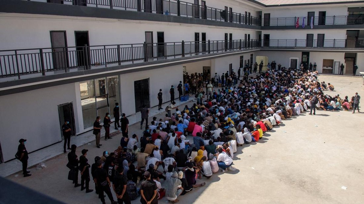 Foto: Ribuan warga negara asing yang dibebaskan dari pusat operasi penipuan online dan diperdagangkan terjebak dalam ketidakpastian di Myawaddy, Myanmar, Rabu (26/2/2025). (REUTERS/Stringer)