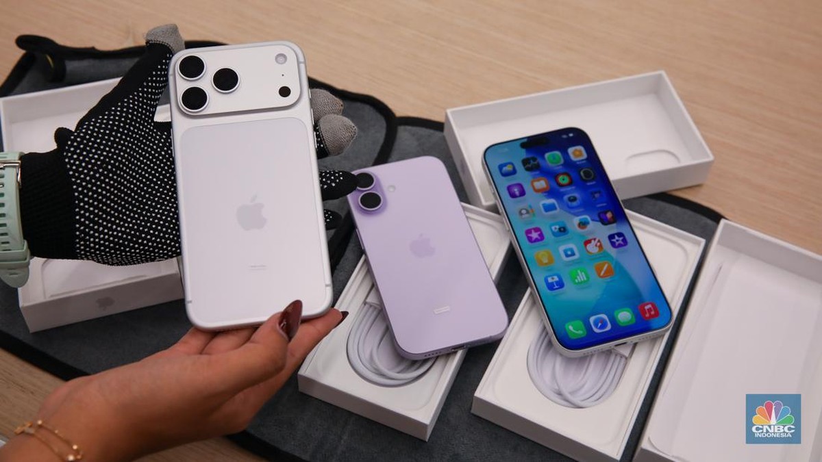 Foto: Calon pembeli melihat iPhone 17 Series di Gerai iBox Kota Kasablanka, Jakarta, Jumat (17/10/2025). (CNBC Indonesia/Faisal Rahman)