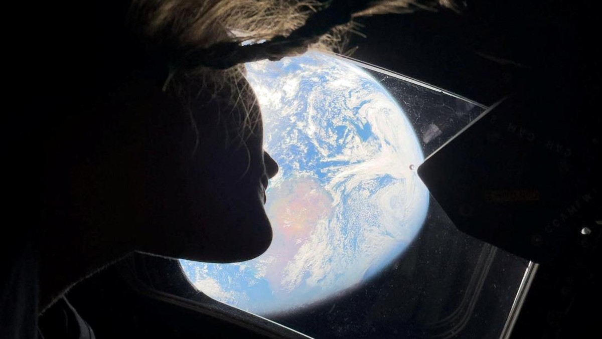 Foto: Pemandangan Bumi yang diambil oleh astronot NASA dan komandan Artemis II, Reid Wiseman, dari salah satu dari empat jendela utama pesawat ruang angkasa Orion.  (NASA/Handout via REUTERS)