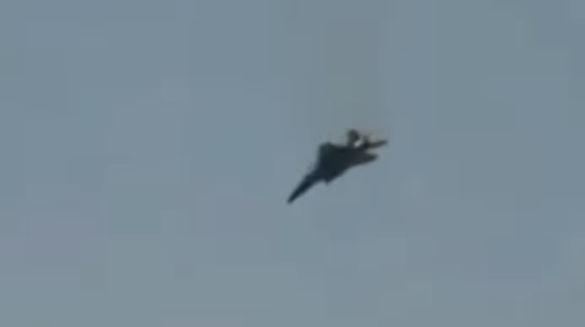Foto: Sebuah jet tempur F-15 jatuh di Kuwait, dengan pilot berhasil melontarkan diri dari pesawat dengan selamat sebelum pesawat tersebut jatuh. (Tangkapan Layar/Sosial Media)