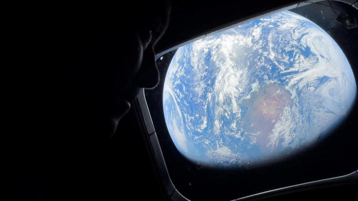 Foto: Pemandangan Bumi yang diambil oleh astronot NASA dan komandan Artemis II, Reid Wiseman, dari salah satu dari empat jendela utama pesawat ruang angkasa Orion.  (NASA/Handout via REUTERS)