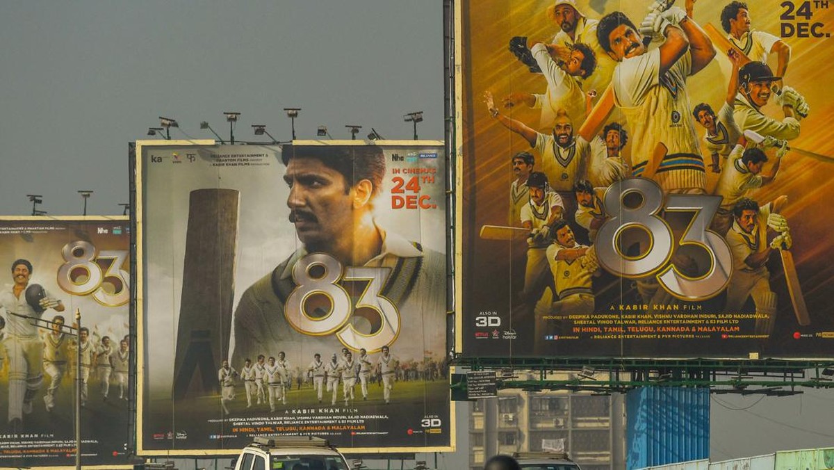 Foto: Kendaraan bergerak melewati papan iklan film Bollywood '83', yang didasarkan pada kemenangan piala dunia kriket pertama India pada tahun 1983, di Mumbai pada 24 Desember 2021. (AFP via Getty Images/INDRANIL MUKHERJEE)