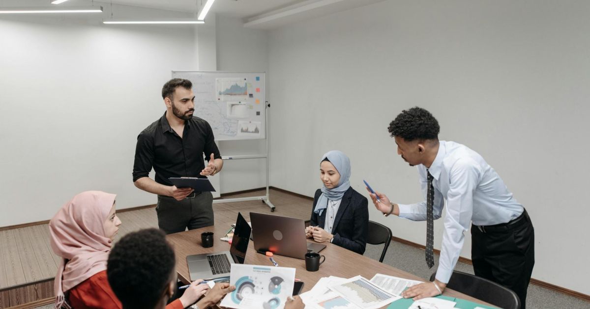 PT Katalis Vision Media Network memperkuat eksistensinya di industri media digital melalui lima unit usaha strategis yang adaptif dan kredibel bagi masyarakat. [Ilustrasi Pexels]