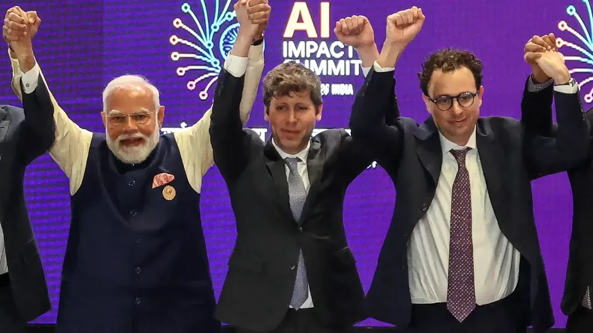 Foto: Perdana Menteri India Narendra Modi (kiri) berfoto bersama para pemimpin perusahaan AI termasuk CEO OpenAI Sam Altman (tengah) dan CEO Anthropic Dario Amodei (kanan) di AI Impact Summit di New Delhi pada 19 Februari 2026. (Ludovic Marin/Afp)