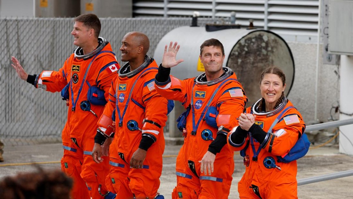 Foto: Awak misi peluncuran Artemis II untuk terbang melewati bulan untuk perjalanan mereka ke landasan peluncuran 39B di Pusat Luar Angkasa Kennedy di Cape Canaveral, Florida, AS, 1 April 2026. (REUTERS/Joe Skipper)