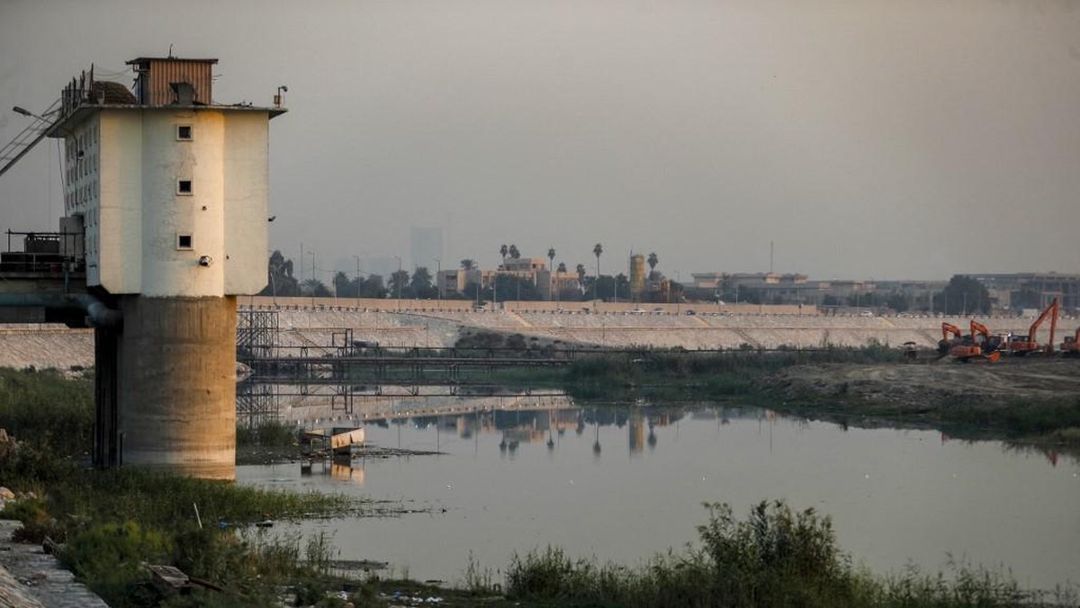 Foto: Suasana Sungai Tigris di Baghdad Irak. Negara yang sangat terdampak oleh perubahan iklim, telah dilanda kekeringan dan curah hujan rendah selama bertahun-tahun. (AFP/AHMAD AL-RUBAYE)