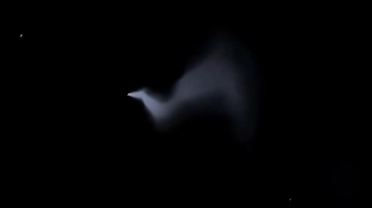 Foto: Tangkapan layar video milik warga yang melihat roket milik China melintas di langit Bali, Sabtu (11/3/2026). (Istimewa)