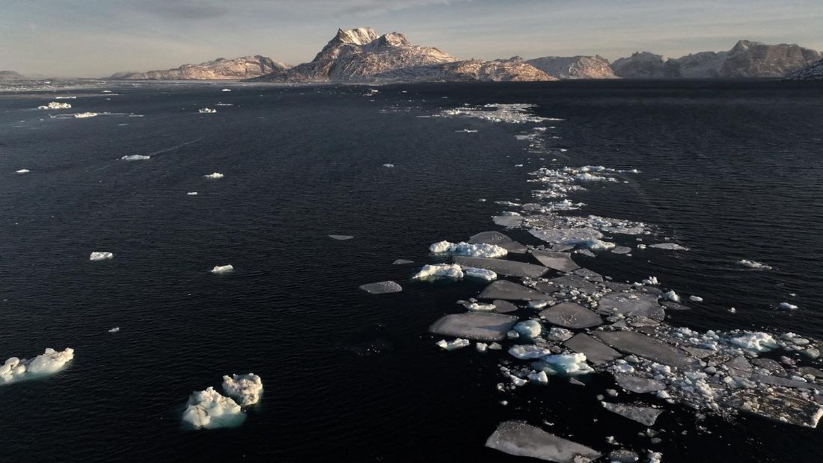 Foto: Sebuah bongkahan es mengapung di perairan laut dekat Nuuk, Greenland, 30 Januari 2026. REUTERS/Fedja Grulovic