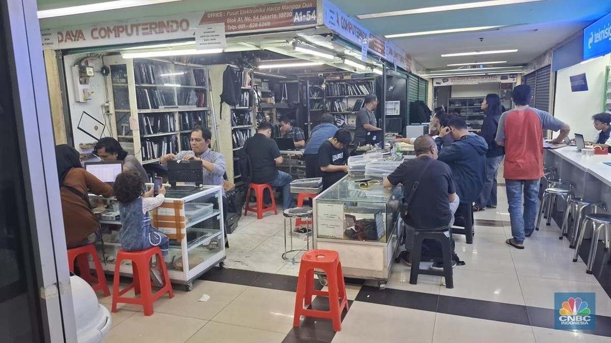 Foto: Sejumlah pengunjung mereparasi laptop pribadinya di sebuah toko yang berada dalam Harco Mangga Dua, Jakarta Utara, Selasa (11/11/2025). (CNBC Indonesia/Chandra Dwi Pranata)