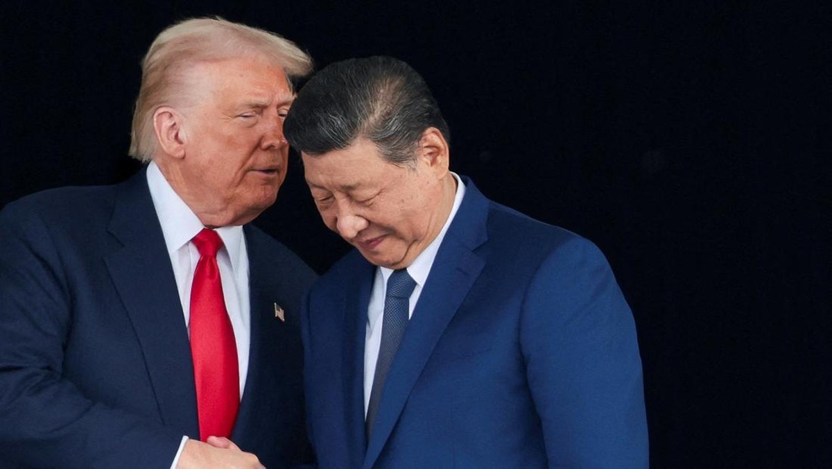 Foto: Presiden AS Donald Trump dan Presiden Tiongkok Xi Jinping saat mengadakan pertemuan bilateral di Bandara Internasional Gimhae, di sela-sela KTT Kerja Sama Ekonomi Asia-Pasifik (APEC), di Busan, Korea Selatan, 30 Oktober 2025. REUTERS/Evelyn Hockstein
