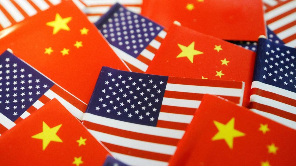 Foto: Bendera Amerikas Serikat (AS) dan China. (REUTERS/Florence Lo/Illustration/File)
