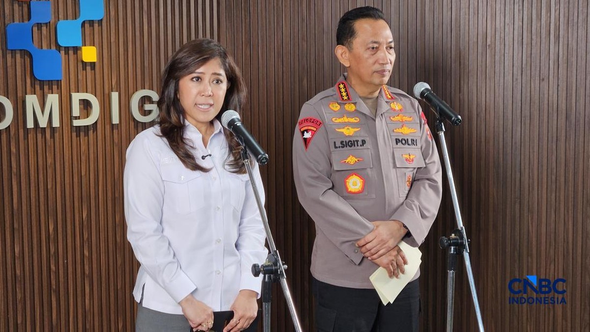 Foto: Menteri Komunikasi dan Digital Meutya Hafid usai pertemuan dengan Kapolri, Senin (13/4/2026). (CNBC Indonesia/Intan Rakhmayanti)