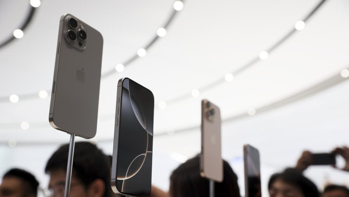 Foto: iPhone 16 baru dipamerkan selama pengumuman produk baru di kantor pusat Apple pada hari Senin, 9 September 2024, di Cupertino, California. (AP Photo/Juliana Yamada)
