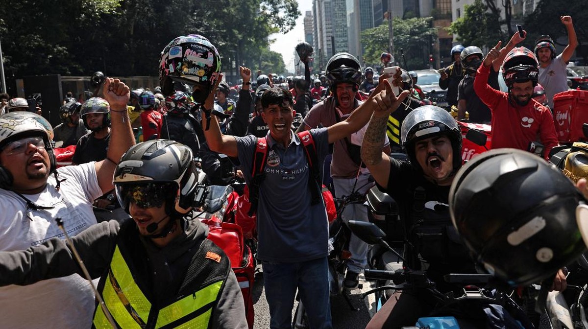 Para pekerja pengiriman barang online menggelar aksi protes di São Paulo, Brasil Selasa (14/4/2026), menuntut perbaikan kondisi kerja serta menolak rancangan undang-undang pekerjaan berbasis aplikasi yang dinilai mengancam keamanan kerja dan lebih menguntungkan perusahaan teknologi. (REUTERS/Amanda Perobelli)