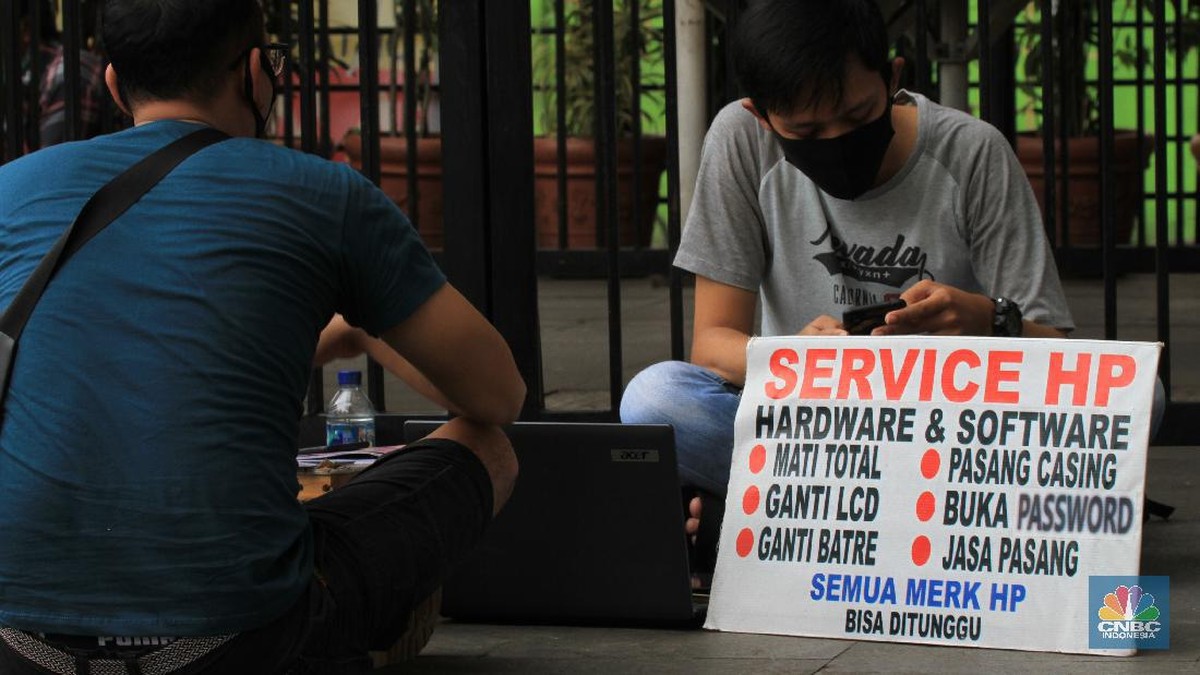 Foto: Jasa Service HP Turun ke Jalanakibat Pusat Grosir Cililitan (PGC) Tutup  (CNBC Indonesia/ Tri Susilo)