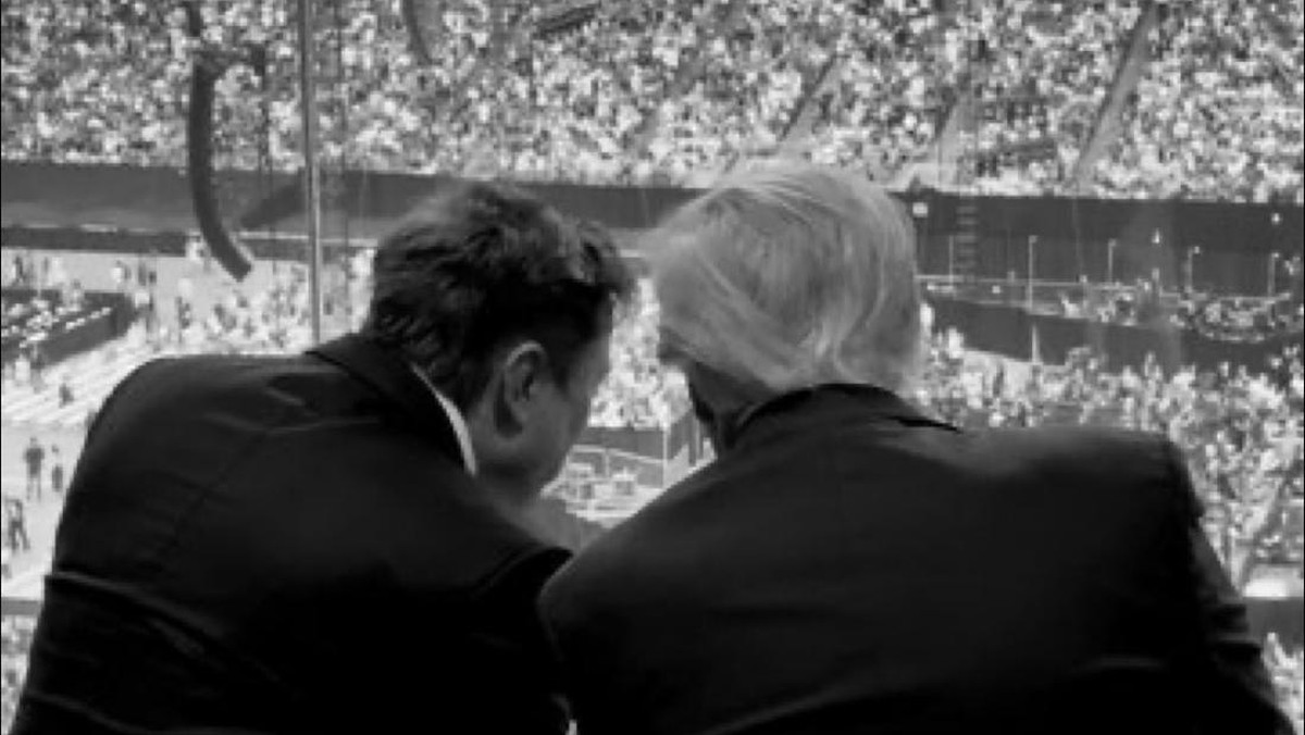 Foto: Presiden AS Donald Trump dan CEO Tesla Elon Musk berbincang saat menghadiri peringatan memorial aktivis konservatif Charlie Kirk di State Farm Stadium, Glendale, Arizona, Minggu (21/9/2025). (X/@WhiteHouse)