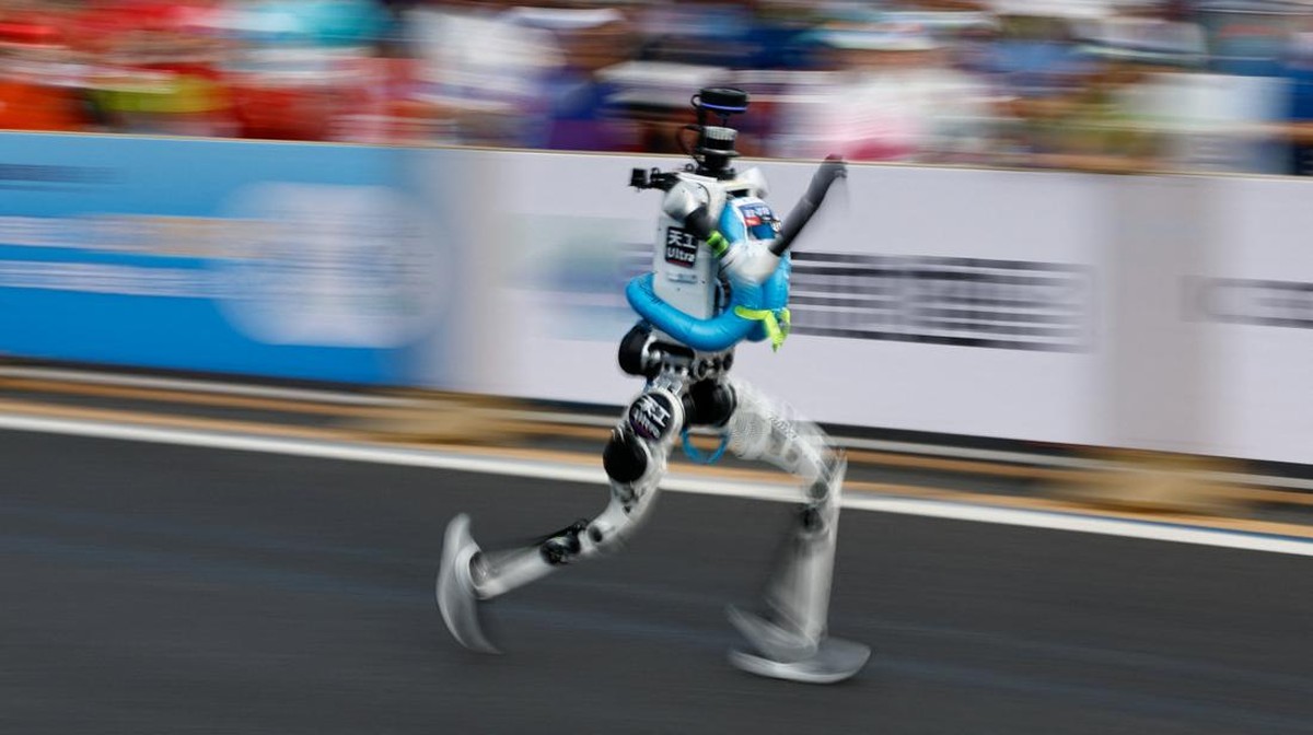 Foto: Robot humanoid Tiangong 1.0 Ultra berlari selama ajang Beijing E-Town Half Marathon dan Humanoid Robot Half Marathon kedua di Beijing, China, pada 19 April 2026. (REUTERS/Tingshu Wang)