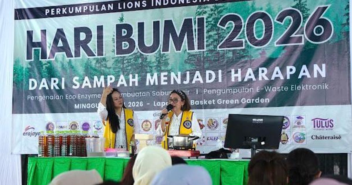 Lions Indonesia Distrik 307 A1 bagikan 250 kg sabun eco enzyme fermentasi 6 tahun di Jakarta Barat. [Foto: Lions Indonesia]