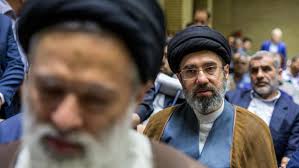 Foto: Pemimpin tertinggi Iran yang baru, Mojtaba Khamenei, putra kedua dari mendiang Pemimpin Tertinggi Iran Ayatollah Ali Khamenei, menghadiri pertemuan di Teheran, Iran, 22 Juli 2018. (via REUTERS/Mehdi Ghasemi)