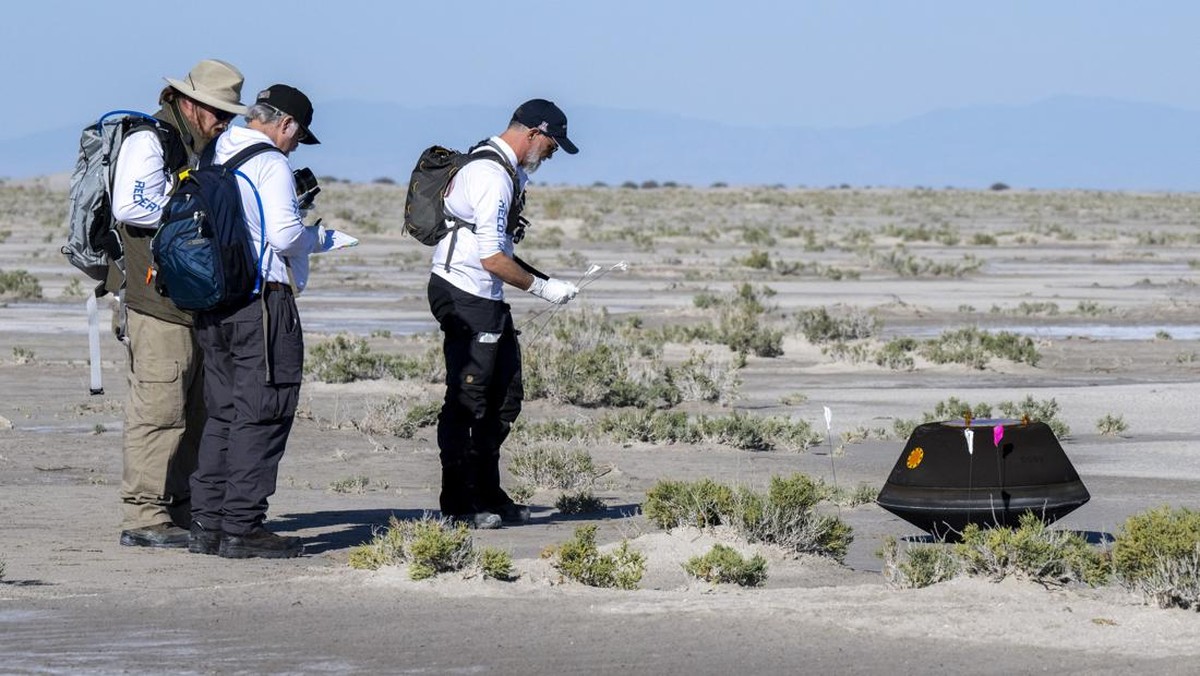 Foto: Dalam foto ini disediakan oleh NASA, dari kiri, Kurator Astromaterial NASA Francis McCubbin, Pimpinan Sains Kapsul Pengembalian Sampel NASA Scott Sandford dan Penyelidik Utama Osiris-Rex Universitas Arizona Dante Lauretta, mengumpulkan data di sebelah kapsul pengembalian sampel dari misi Osiris-Rex NASA setelah mendarat di Test and Training Range milik Departemen Pertahanan Utah pada Minggu, 24 September 2023. Sampel diambil dari asteroid Bennu pada Oktober 2020. (AP/Keegan Barber)