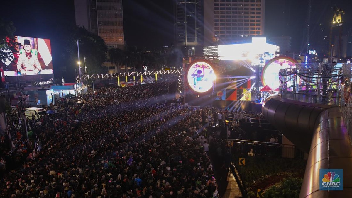 Foto: Warga menyaksikan atraksi formasi drone saat Perayaan Tahun Baru 2026 di Bundaran Hotel Indonesia (HI), Jakarta, Kamis (1/1/2026). (CNBC Indonesia/Faisal Rahman)