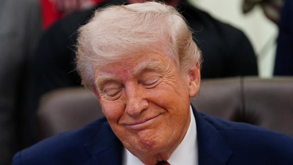 Foto: Presiden AS Donald Trump duduk di depan podcaster Joe Rogan, pada hari Presiden Trump menandatangani perintah eksekutif tentang pelonggaran pembatasan perawatan kesehatan mental, termasuk ibogaine, di Ruang Oval Gedung Putih di Washington, D.C., AS, 18 April 2026. (REUTERS/Nathan Howard)