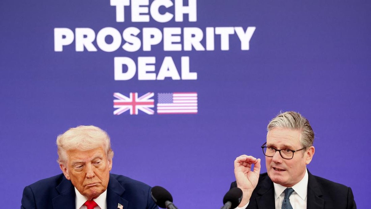Foto: Presiden AS Donald Trump dan Perdana Menteri Inggris Keir Starmer berpartisipasi dalam resepsi para pemimpin bisnis di Chequers, dekat Aylesbury, Inggris, 18 September 2025. (REUTERS/Kevin Lamarque)