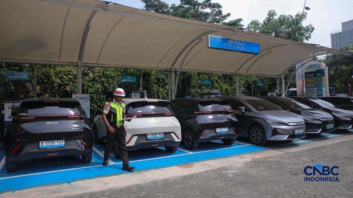 Foto: Warga mengisi daya mobil listrik pada Stasiun Pengisian Kendaraan Listrik Umum (SPKLU) PLN di kawasan Gambir, Jakarta, Kamis (23/4/2026). (CNBC Indonesia/Faisal Rahman)