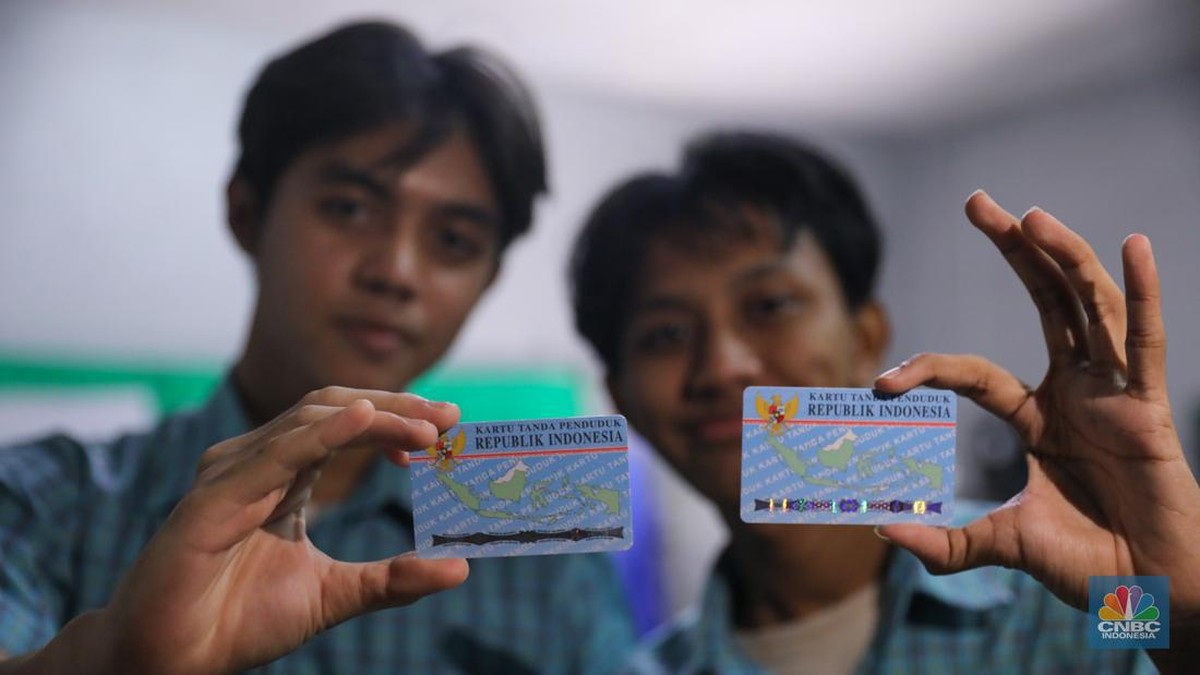Foto: Siswa melakukan perekaman Kartu Tanda Penduduk elektronik (KTP-el) di SMK YPK Manggarai, Jakarta, Kamis (1/2/2024). (CNBC Indonesia/Faisal Rahman)