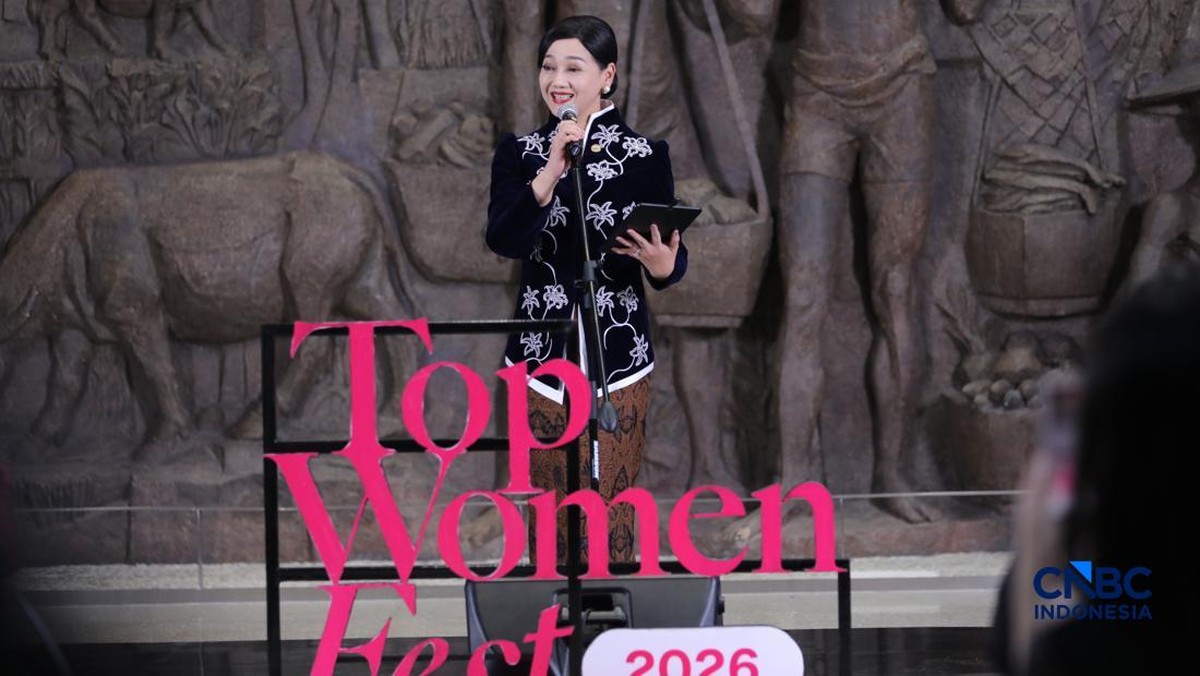 Foto: Ketua Dewan Komisioner Otoritas Jasa Keuangan (OJK), Friderica Widyasari menyampaikan keynote speech dalam acara Top Women Fest 2026 di Sarinah, Jakarta, Sabtu (25/4/2026). (CNBC Indonesia/Tri Susilo)