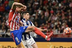 Alexander Sorloth bersaing untuk mendapatkan bola dengan Igor Zubeldia (kanan) dalam pertandingan sepak bola Liga Spanyol antara Atletico Madrid vs Real Sociedad di Stadion Metropolitano di Madrid pada 10 Mei 2025. (Photo by JAVIER SORIANO / AFP)(AFP/JAVIER SORIANO)