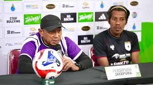 PERSIPURA - Pelatih Persipura Jayapura Rahmat Darmawan didampingi gelandang bertahan Bima Ragil Satria Rakasiwi saat memberikan keterangan kepada wartawan dalam sesi pre-match press conference jelang laga melawan Persipal Palu, Sabtu (25/4/2026) di Solo, Jawa Tengah,. FOTO: TIM MEDIA PERSIPURA 