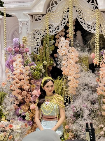Syifa Hadju dalam balutan cape ronce melati karya Didiet Maulana. (Foto: Instagram/@marlenehariman @kesharatuliu05)