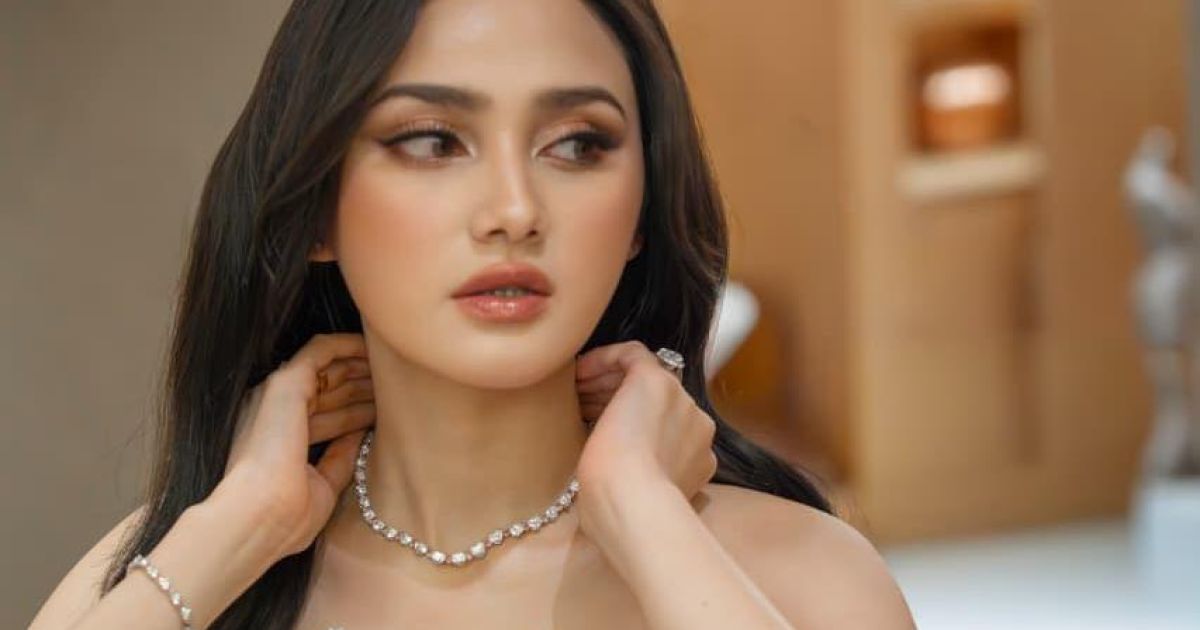 Syifa Hadju tampil memukau mengenakan koleksi berlian langka dari Wanda House of Jewels. [Foto: ist]