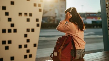 Pakai earphone dengan volume maksimal bisa membahayakan telinga. Foto: Getty Images/iStockphoto/Dimensions