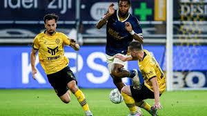 Een vliegende tackle in de wedstrijd tussen Roda JC en RKC eerder dit seizoen in Kerkrade. © Orange Pictures